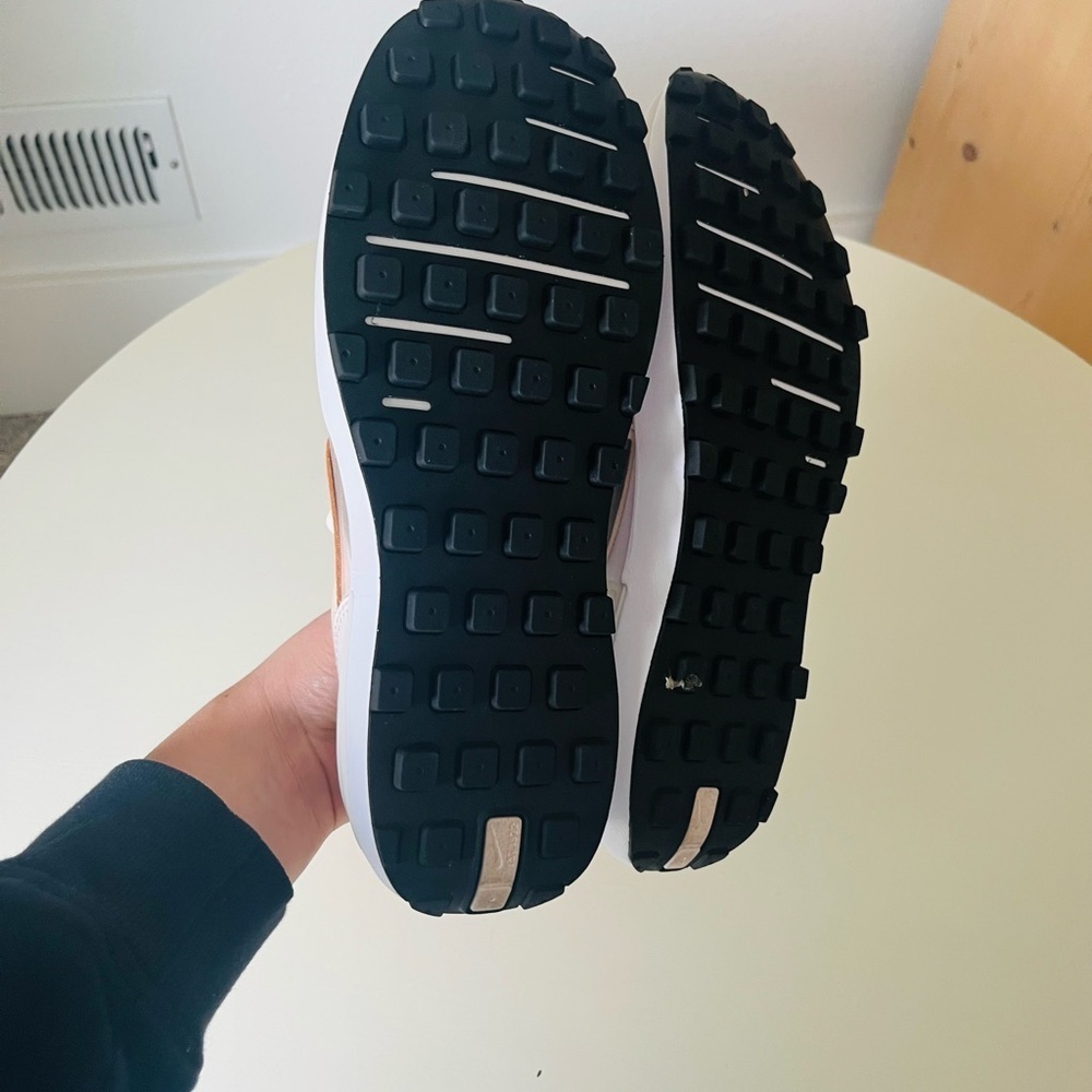 Nike Women's Waffle one essential casual Sneakers - Picture 7 of 7